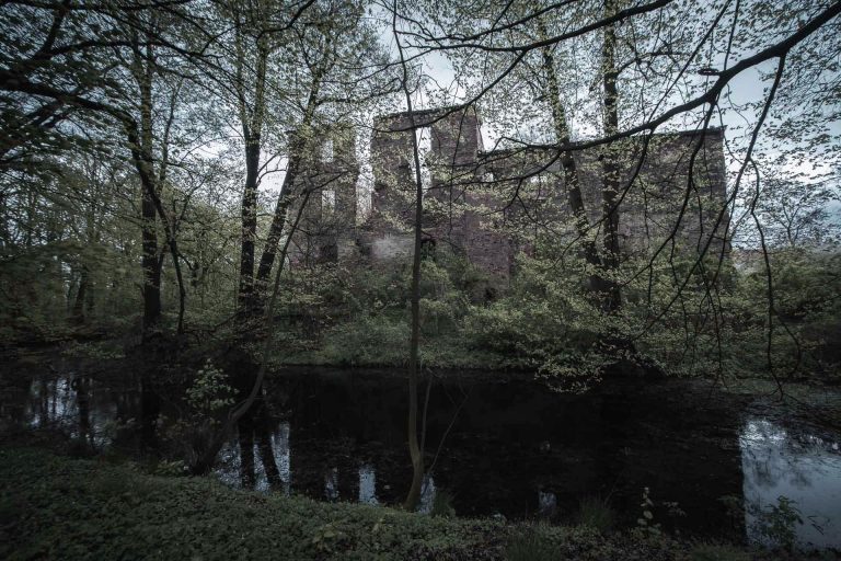 Otoczone fosą ruiny zamku w Pielaszkowicach