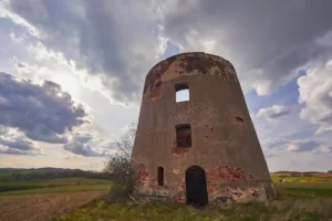 Ruina wiatraka holendra w okolicach Sadów Górnych